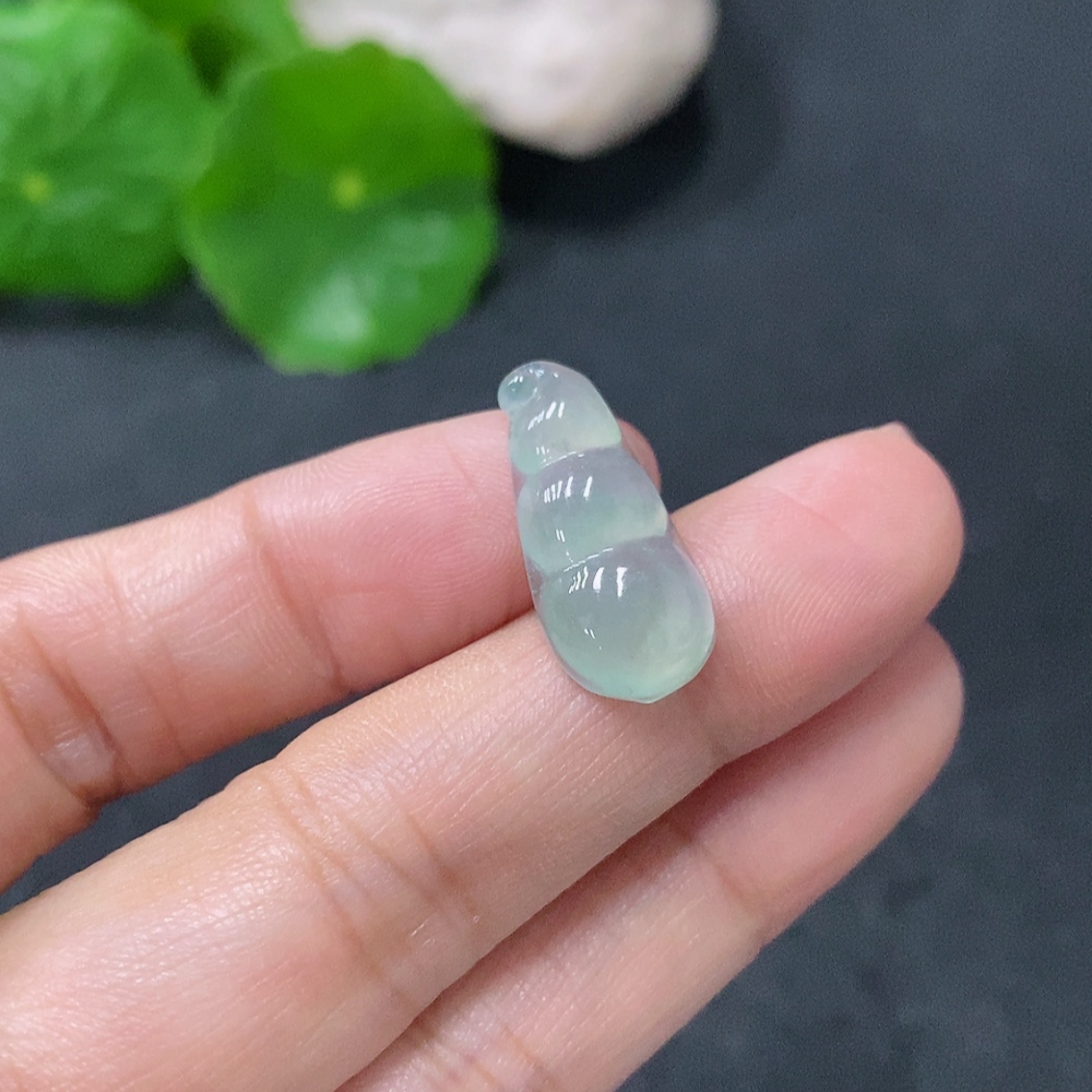 F35088648 Jadeite auspicious bean inlay piece with a total weight of approximately 1.42g