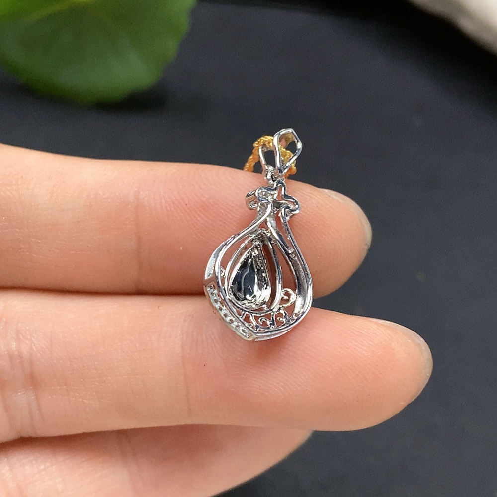 F15622705 Jadeite inlaid pendant 18K gold total weight approx. 1.9g (including chain weight, chain 18K gold)