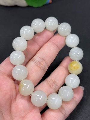 H46521116 和田玉手串 卡14mm左右 货品总重约64.4g 皮色成因未定
