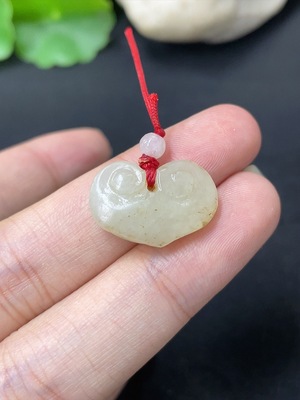H44260327 和田玉挂件 如意 皮色成因未定 货品总重约2.4g