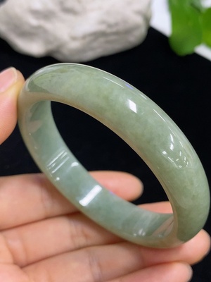 F44282656 翡翠正圈手镯 货品总重约52.7g  圈口57.2