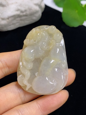 F46564460 翡翠挂件         货品总重约31.9g