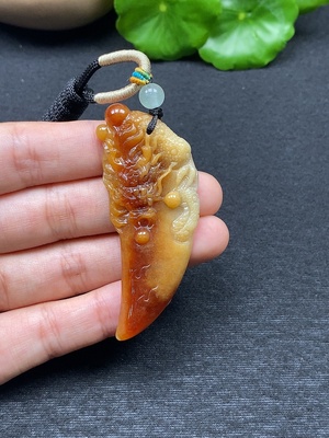 F46581464 翡翠挂件 颜色成因未定 总重约18.18g（含绳）