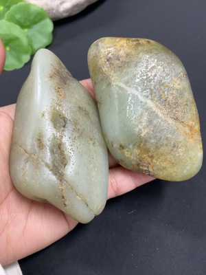 H37465159 和田玉 皮色成因未定 含其他矿物成分  货品总重约343.9g