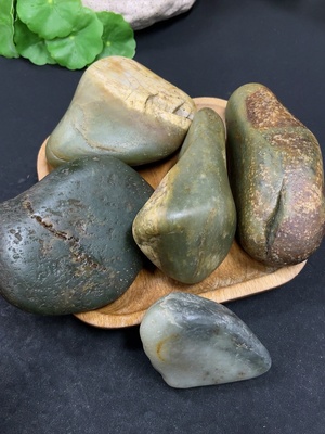 H45386821 和田玉     货品总重约1.17kg    皮色成因未定   含其他矿物成份