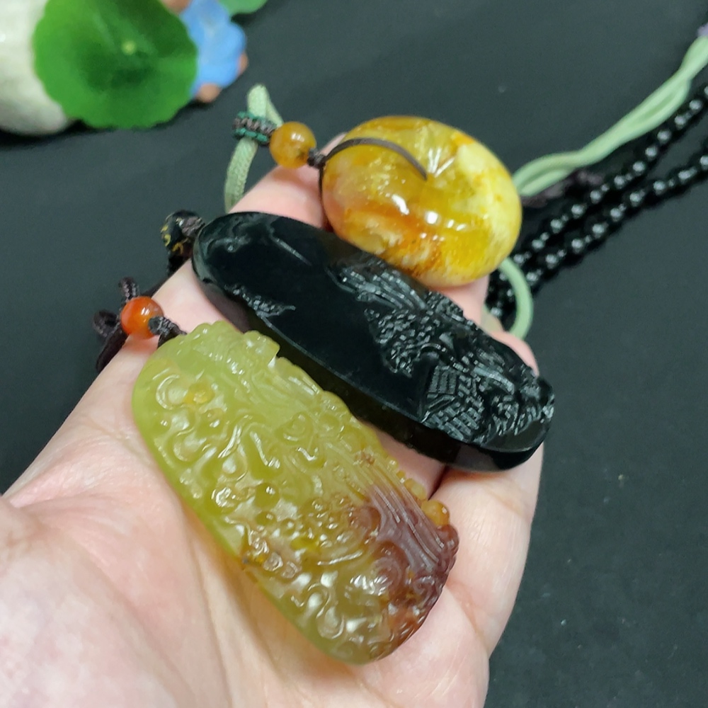 H32804440 Xiuyu (serpentine jade) pendant