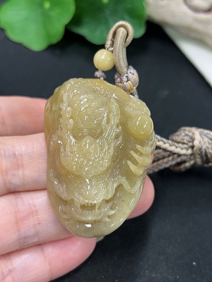 F41942706 翡翠龙牌挂件 货品总重约38.7克（含绳重）
