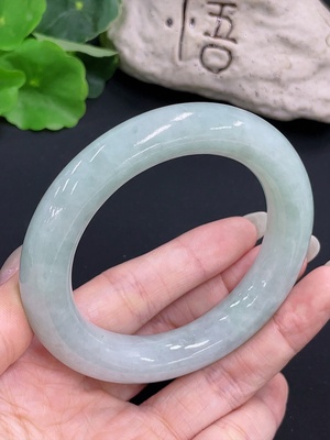 F42970665 翡翠圆条手镯 货品总重约83.6g  圈口56.2