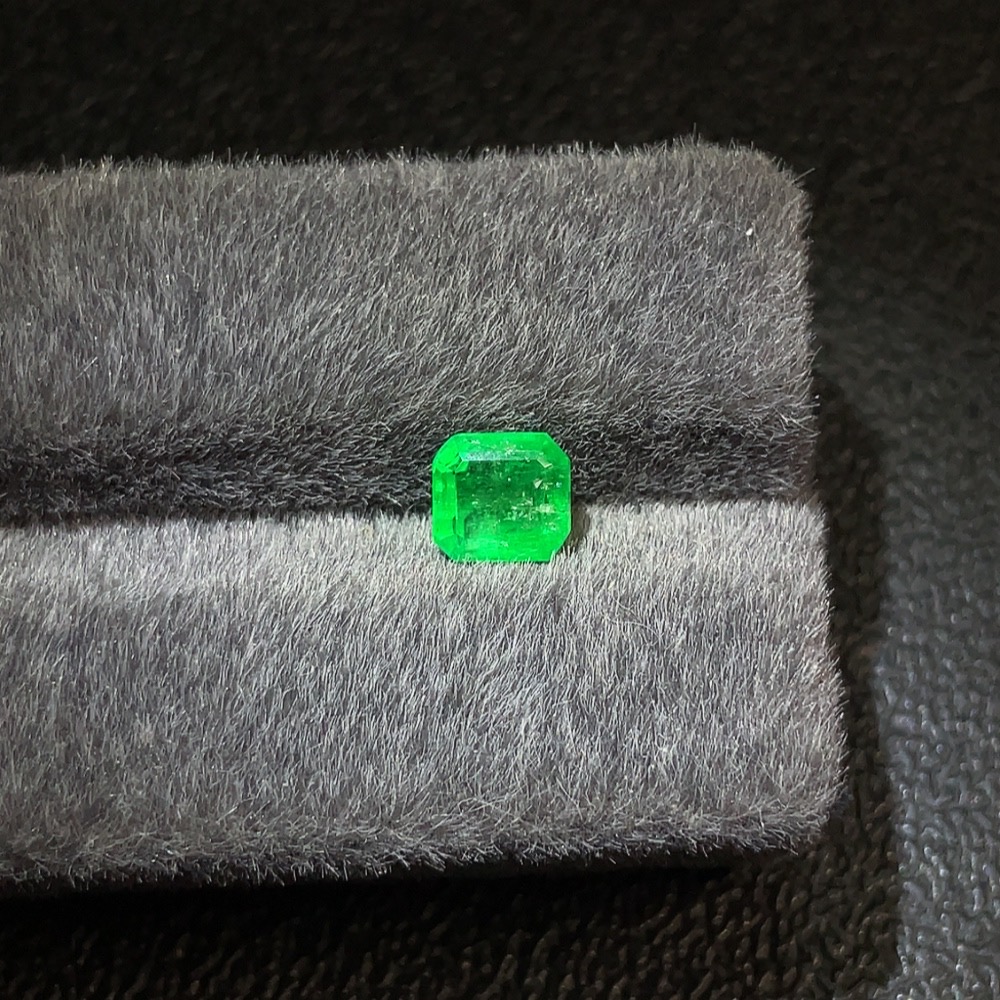 C29340691 Emerald Rough Stone Total Weight Approximately 1.31 Carats Clarity Enhanced