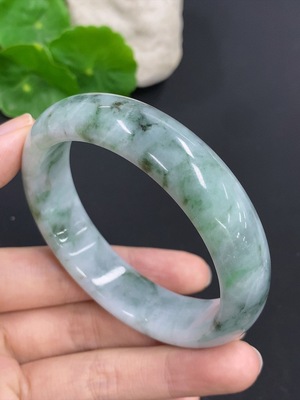 F42967848 翡翠正圈手镯 货品总重量约62.3克 圈口56 含其他矿物质