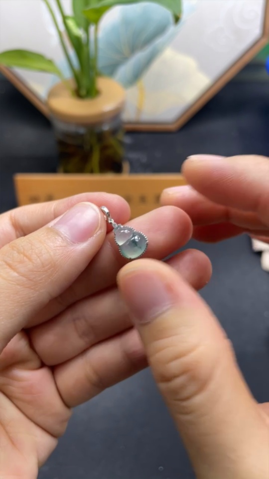 F34002189 Jadeite Gourd Pendant 18k Gold Total Weight Approx.1.1g