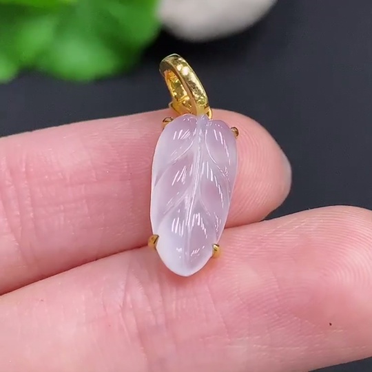 F32793300 Jadeite Leaf Pendant with 18K Gold Setting, Total Weight Approx. 1.4g