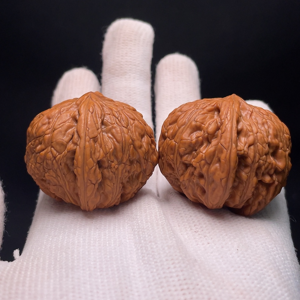 W34988942 Walnut Total weight approx. 31.85g Size approx. 37.2mm