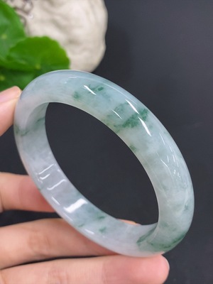 F41933893 翡翠正圈手镯 货品总重量约58.3克 圈口57.6