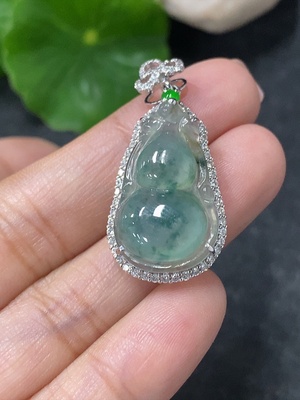 F34977120 Jadeite Inlaid Calabash Pendant 18k with Diamond Accents Total Weight Approx. 4.97g