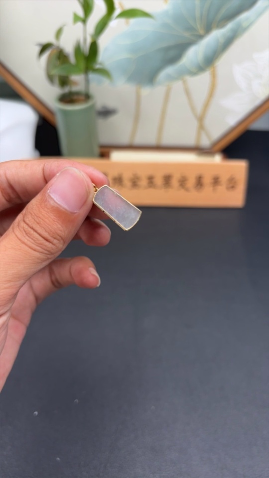 F33894198 Jadeite Pendant with 18K Gold Setting, Total Weight Approx. 1.4g