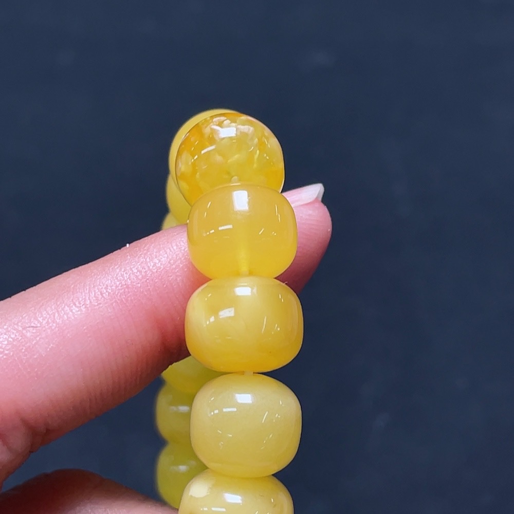 C31665658 Amber and Beeswax Bracelet, Total Weight Approximately 16.04g, Bead Size About 10.9mm
