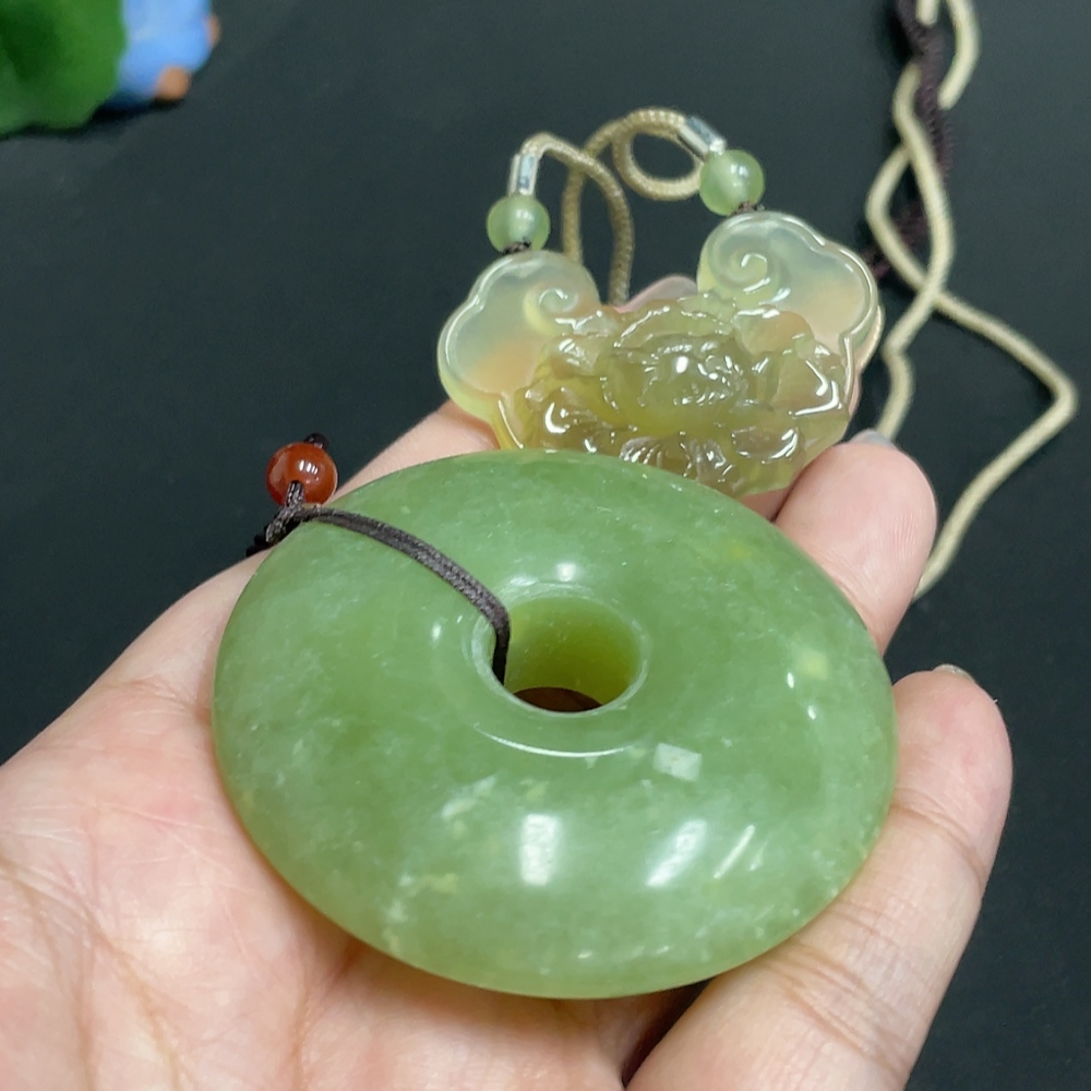 H31659723 Xiuyu (Serpentine Jade) Pendant   Blossoming Wealth   Peace Knot
