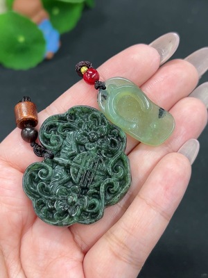 H41898442 岫玉(蛇纹石玉)挂件  货品总重约[含绳]26.3g 含其他矿物成分
