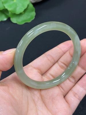H46559297 和田玉圆条手镯 圈口52.2    货品总重约23.2g
