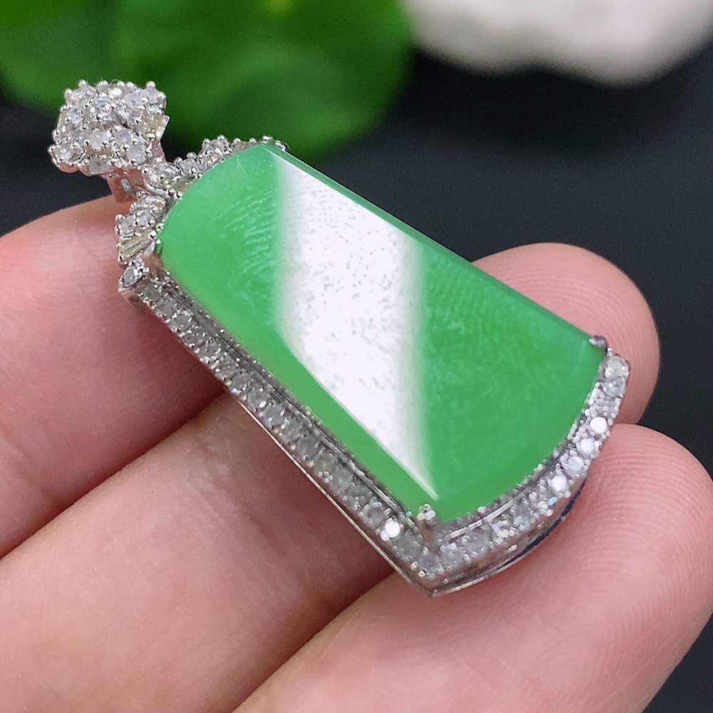 F33904548 Jadeite Plain Pendant with 18K Gold and Diamond Accents Total Weight Approx. 5.1g