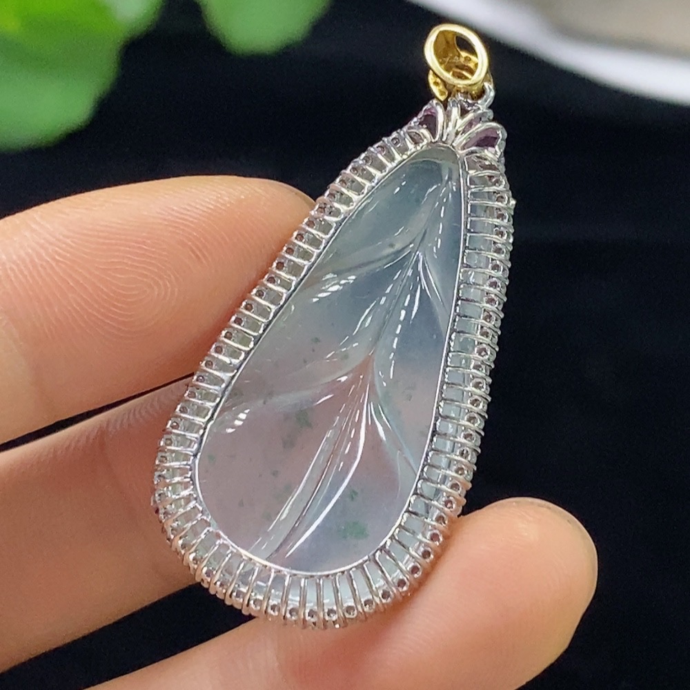 F32748890 Jadeite Leaf Inlaid Pendant with 18k Gold and Diamond Accents (Colorless), Total Weight Approx. 7.61g