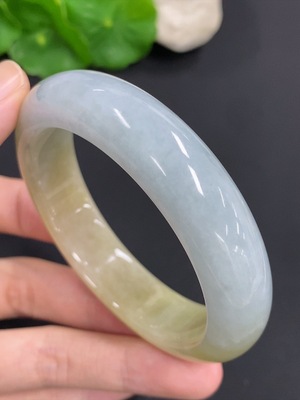F46555219 翡翠正圈手镯 货品总重量约70.6克 圈口55