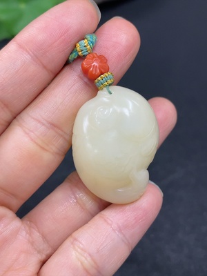 H42987613 和田玉挂件    鱼     货品总重约（含绳）18.4g    配南红（可见有机物）