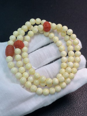 C32718964 Amber and Beeswax Bead Bracelet with Southern Red Agate, Total Weight Approx. 18.64g, Bead Size About 6.7mm