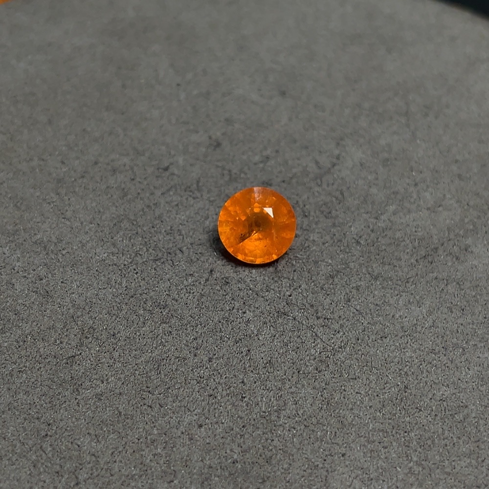 C34066112 Garnet loose stone total weight approximately 3.40 carats