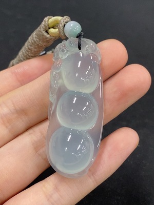 F43172015 翡翠福豆挂件 货品总重约18.49g