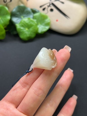 H41917501 和田玉莲蓬挂件 总重约10g 含绳