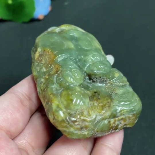 H28233600 Hetian Jade Handheld Ornament - Auspicious Beast