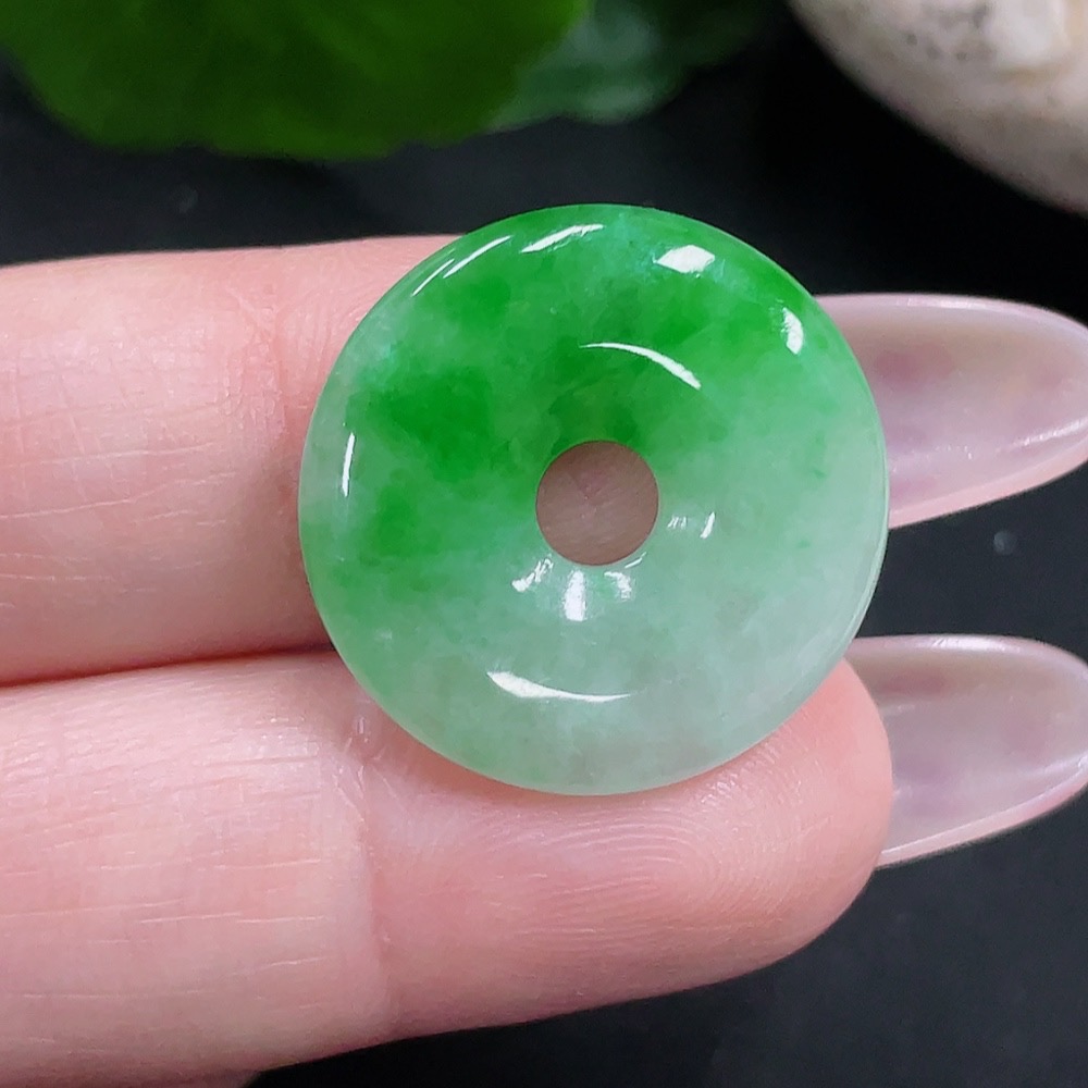 F34069000 Jadeite Peace Knot Pendant, Total Weight Approximately 3.5g