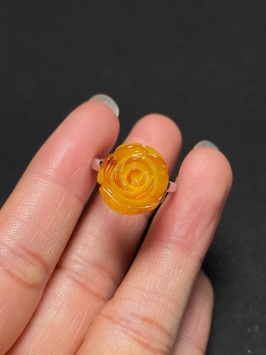 C43159420 琥珀蜜蜡镶嵌戒指  非金  活口  货品总重约2.70克  覆无色膜