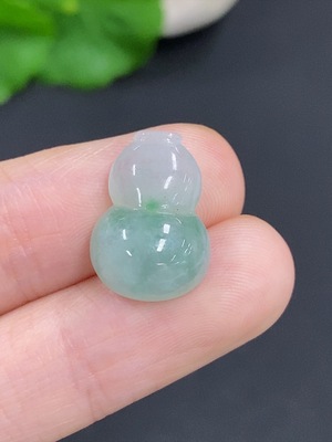 F42968024 翡翠葫芦镶嵌件 货品总重量约1.7克