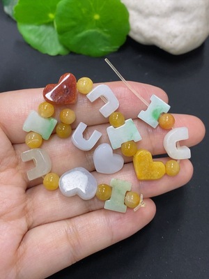 F46556620 翡翠手串 货品总重量约16.6克（含小袋子）红、黄配珠非翡翠