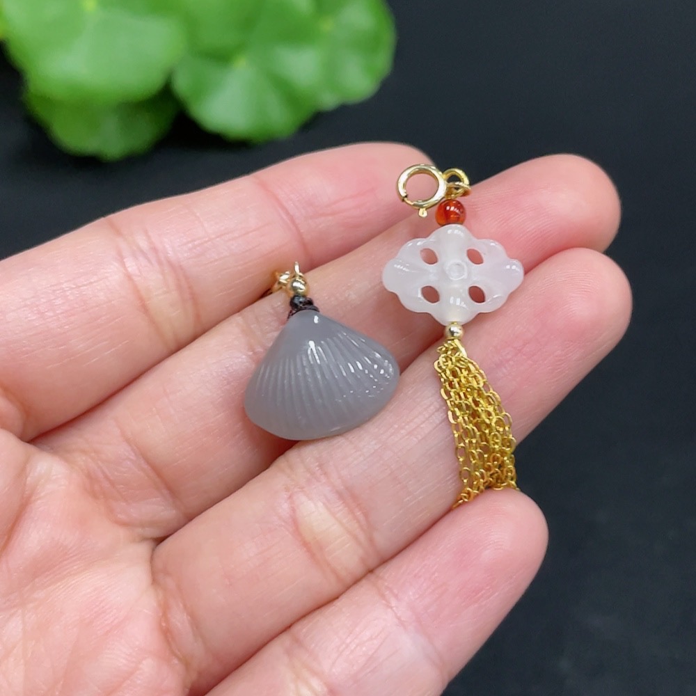 H34072673 Hetian Jade Pendant Antique Style + Scallop Non-Gold Total Weight Approx. 3g