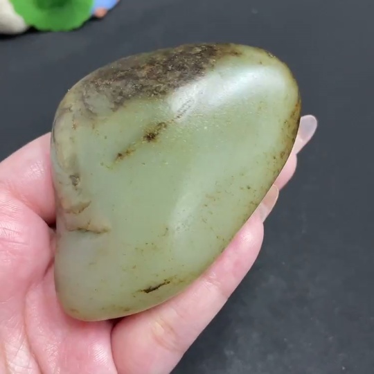 H32804534 Hetian Jade containing other mineral components with undetermined skin color cause, total weight about 221.4g
