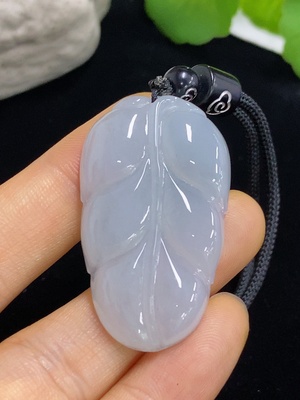 F46572990 翡翠挂件          货品总重约14.3g