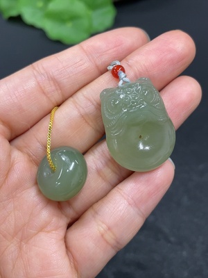 H42961598 和田玉挂件   平安扣   醒狮扣   链子非金     货品总重约（含绳）15.8g   配珠非和田玉
