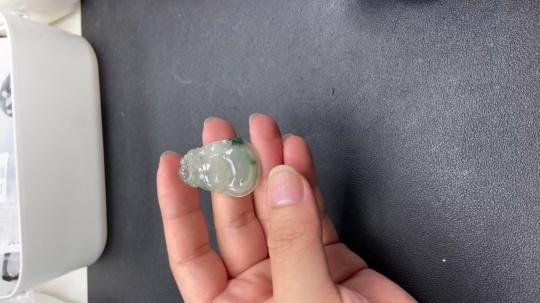 F1028405 JadeitePendant with Veins/Cracks