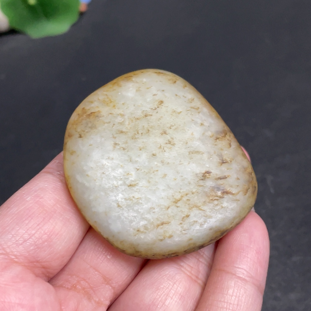 H30524586 Hetian Jade, undetermined skin color origin, containing other mineral components, total weight approx. 54.8g