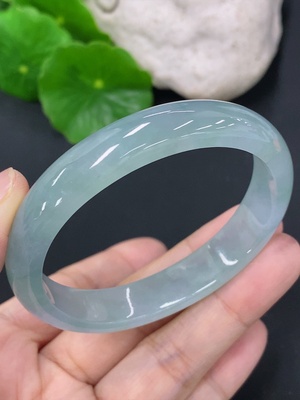 F41906306 翡翠贵妃手镯 圈口51/44mm 货品总约重29.9g