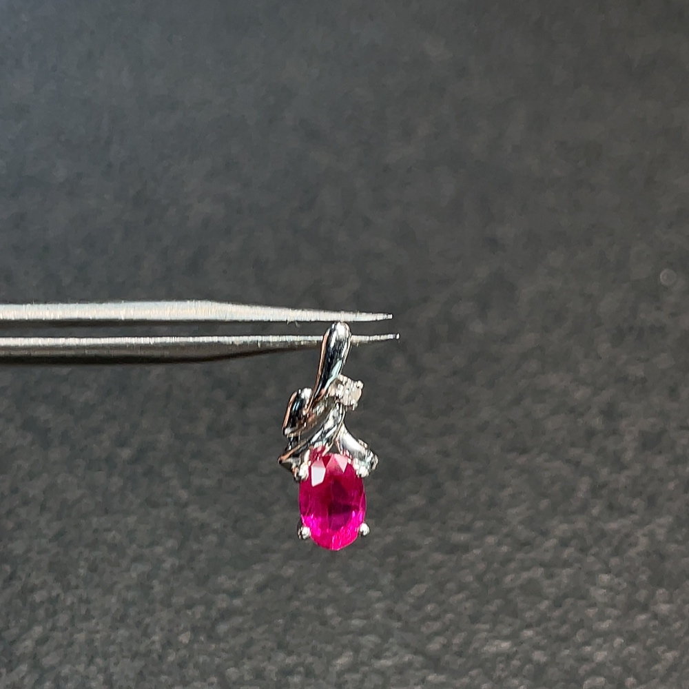 C32784101 18K Gold Ruby Pendant with Diamond Accents, Total Weight Approx. 1.05g