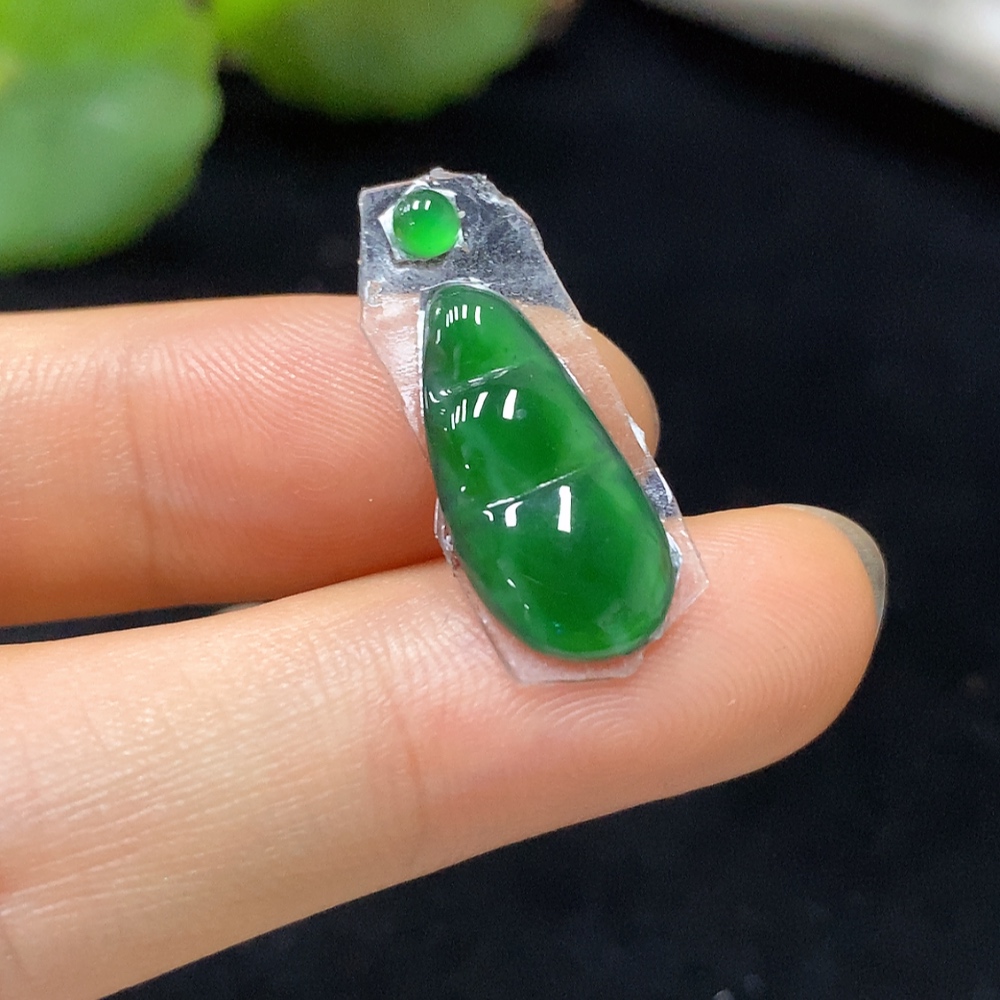 F08649142 Jadeite Auspicious Bean Inlay Piece