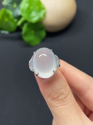 F41879963 翡翠蛋面镶嵌戒指 货品总重约8.55g 圈口10 18k 配镶钻石