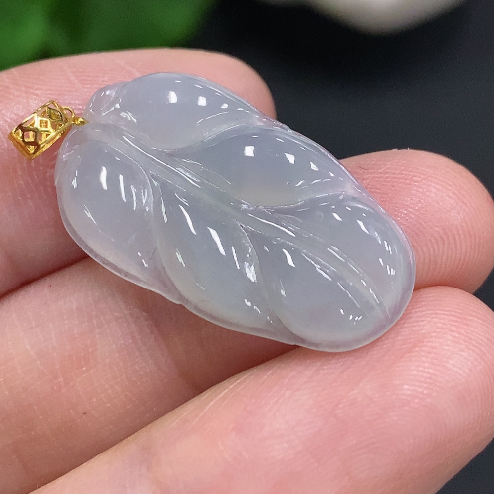 F35106529 Jadeite Leaf Pendant with 18K Gold Clasp, Total Weight Approximately 2.6g