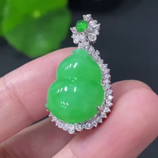 F31615126 Jadeite Inlaid Gourd Pendant 18k Non-Diamond Total Weight Approx. 5.4g