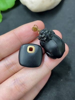H42956697 和田玉挂件 貔貅+无事牌 18k金 货品总重约11.8g